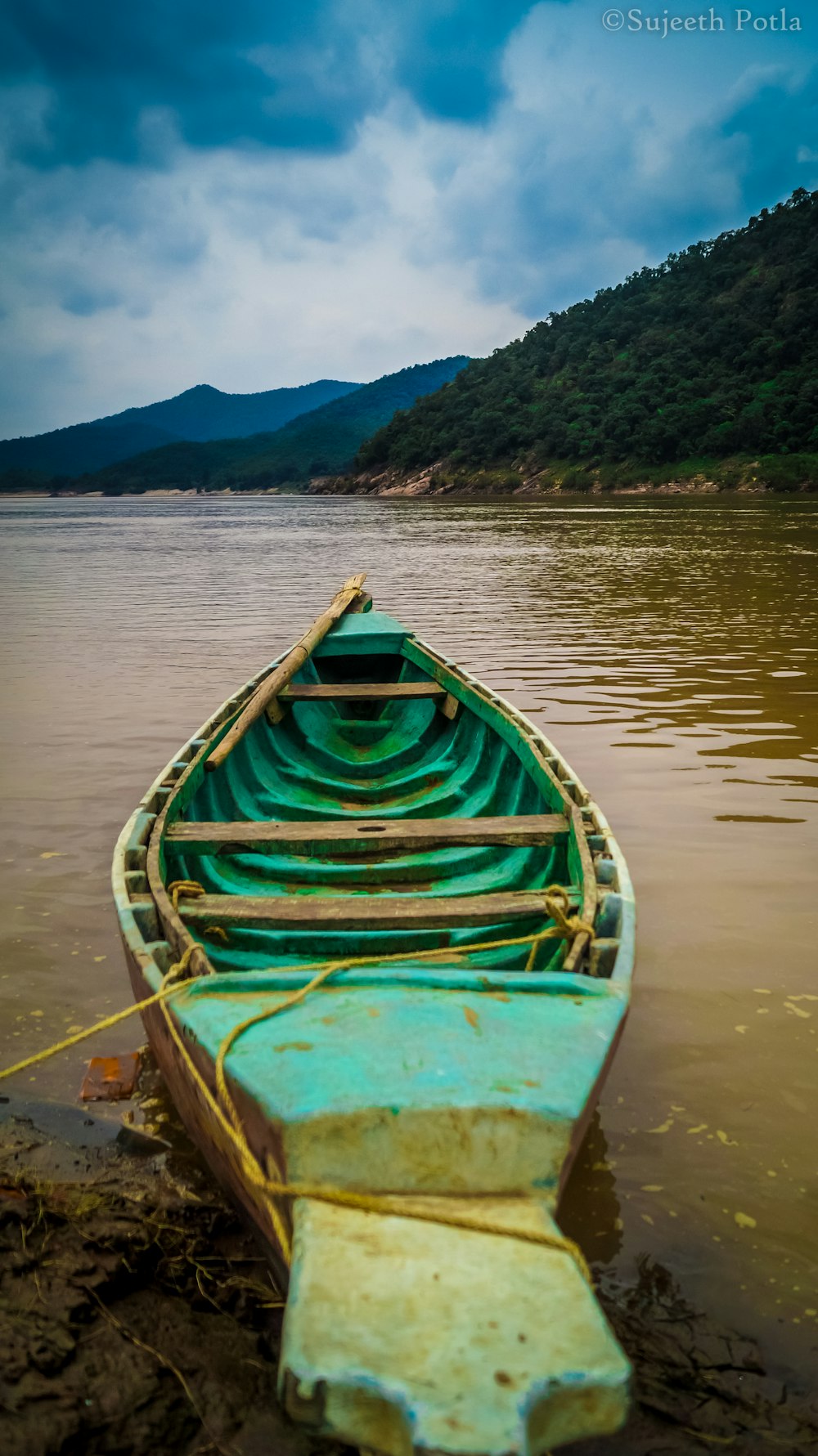 Bateau vert sur la photographie de mise au point