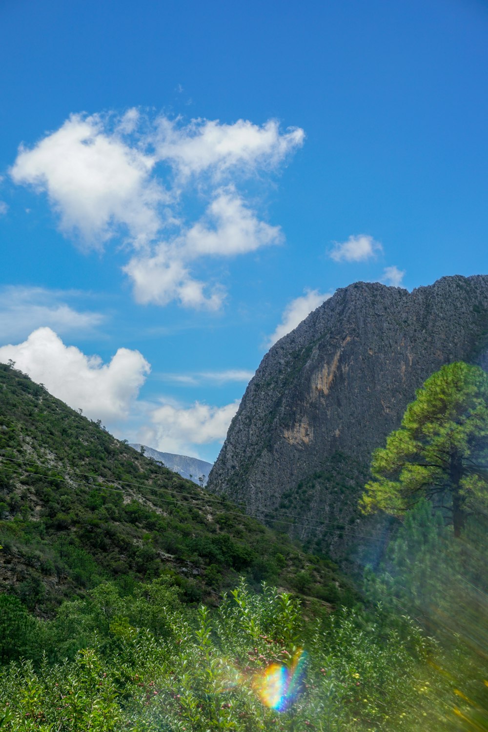 Cordilheira sob o céu azul