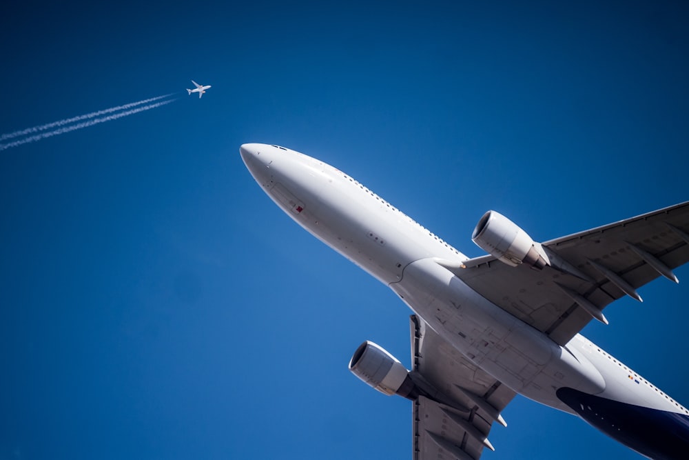 avião de passageiros branco e preto