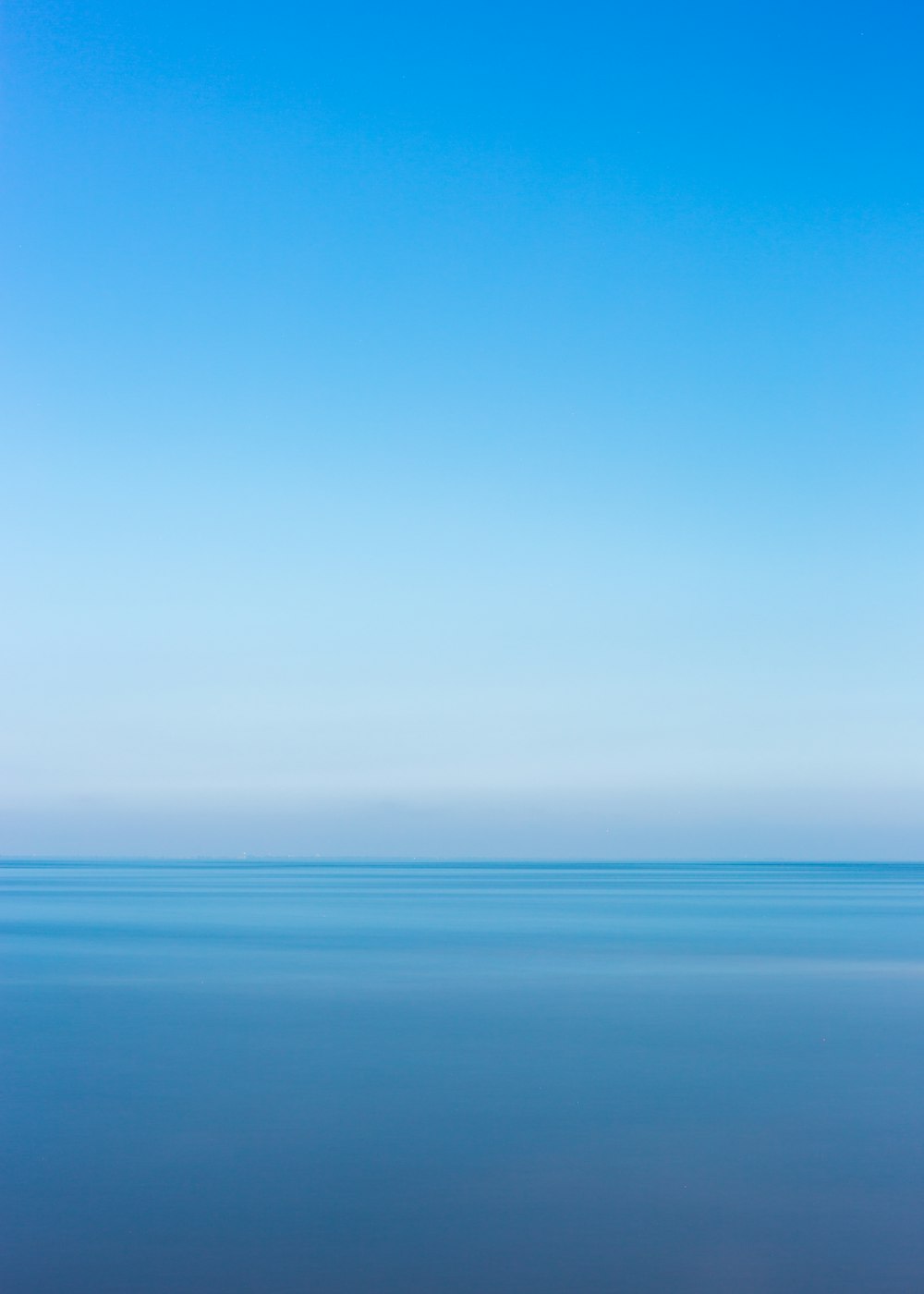 Fotografía del océano azul