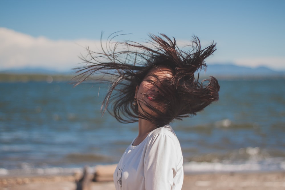 donne vicino allo specchio d'acqua durante il giorno