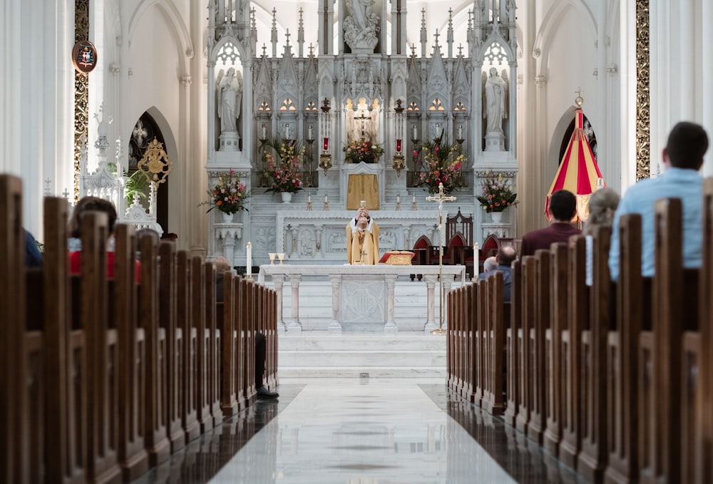 Innenraum der weißen, grauen und braunen Kirche