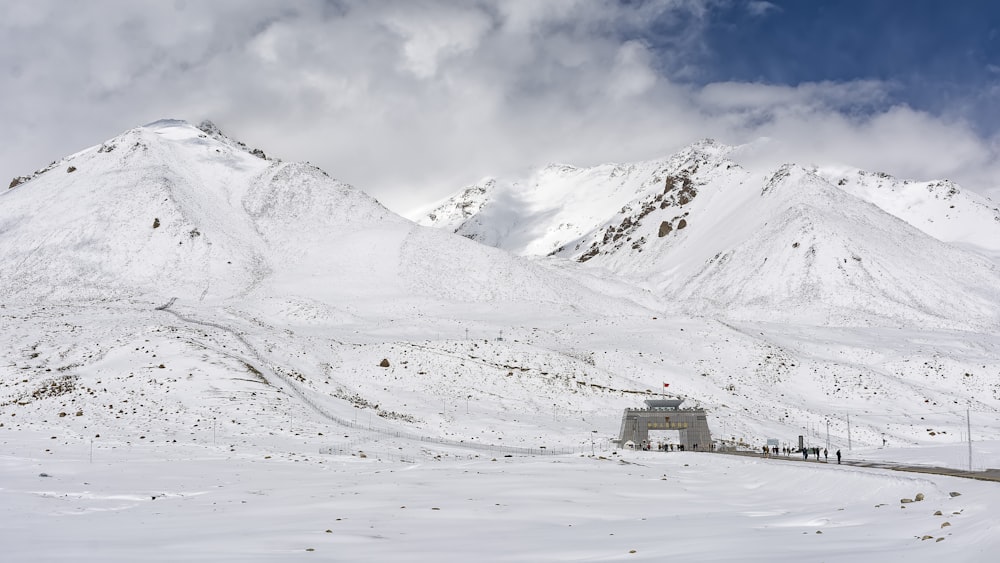 Casa cerca del campo con vista a la montaña cubierta de nieve