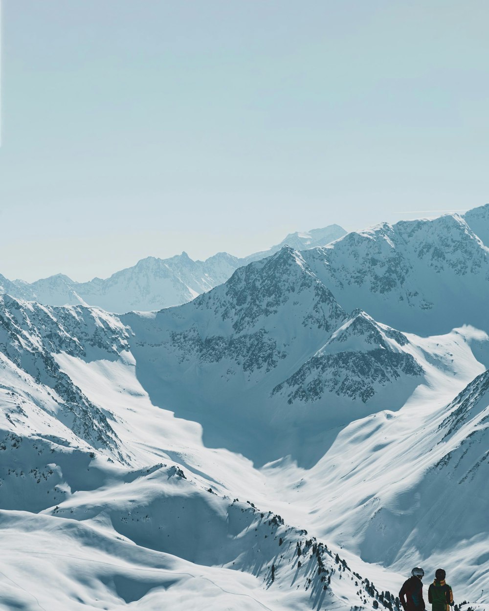 Weißer Schnee bedeckt Berge unter grauem Himmel