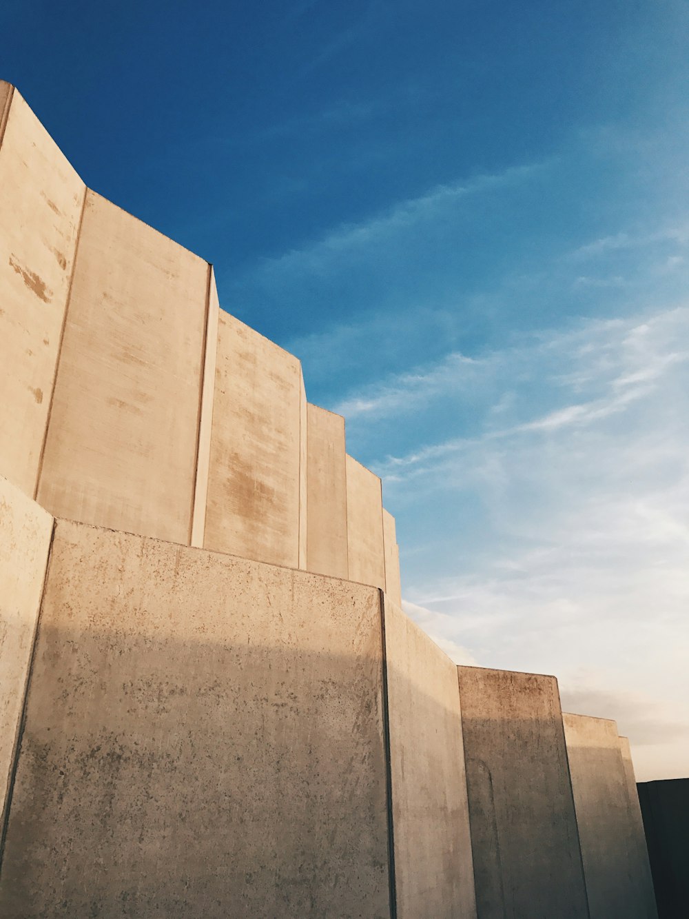 mur en béton brun