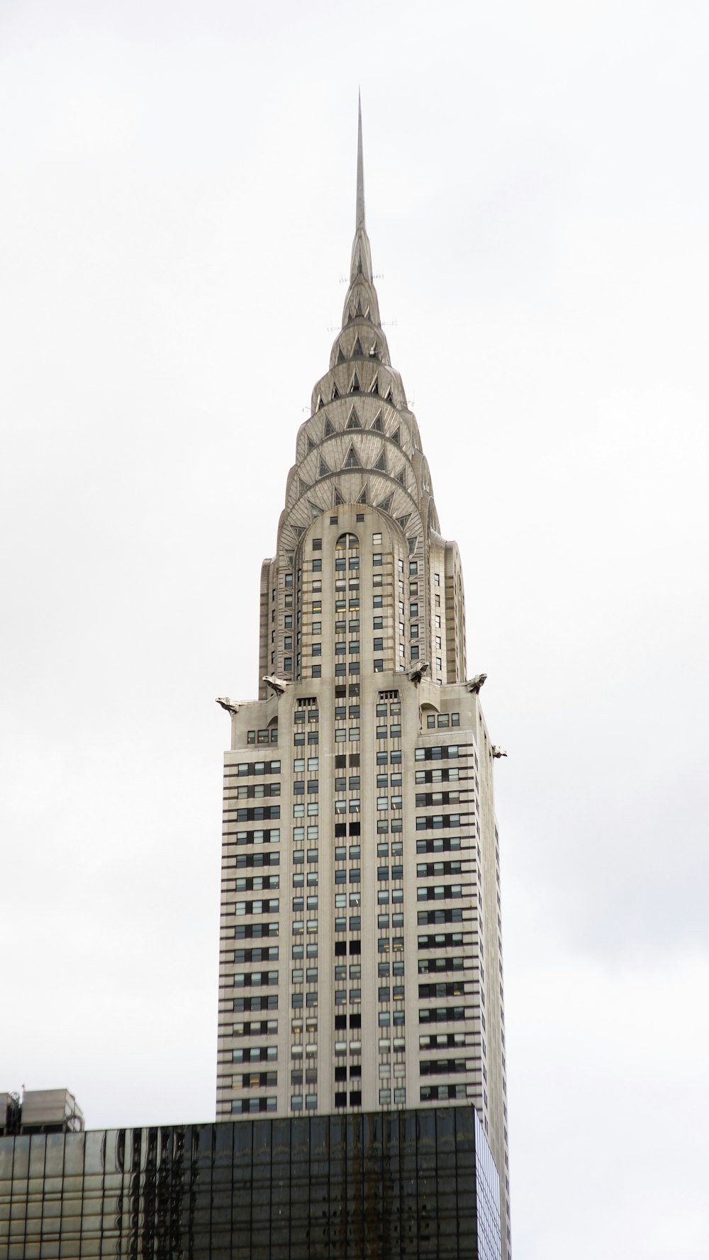 fotografia de baixo ângulo da torre branca do edifício de concreto