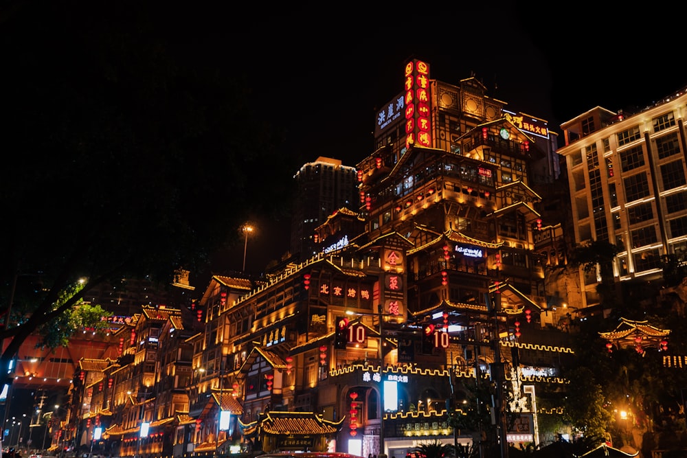 edifício alto com luz acesa durante a noite