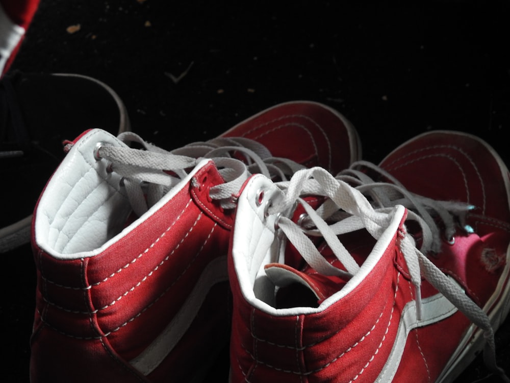 Foto zapatillas vans sk8-hi rojas y blancas – Imagen Ropa gratis en Unsplash