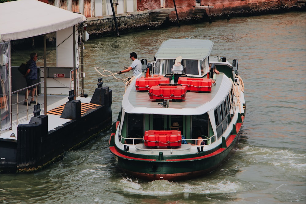 weißes und rotes Boot