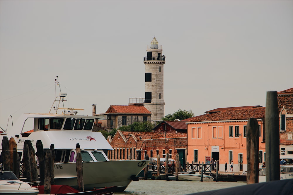 Yate en el puerto durante el día