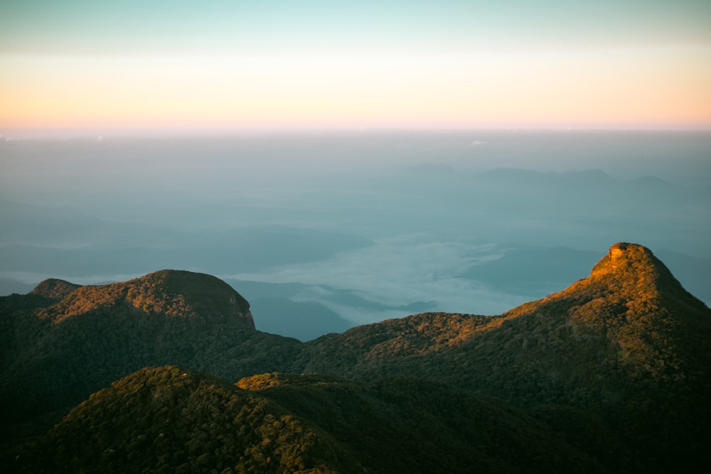 Vista aérea de la montaña cerca del cuerpo de agua