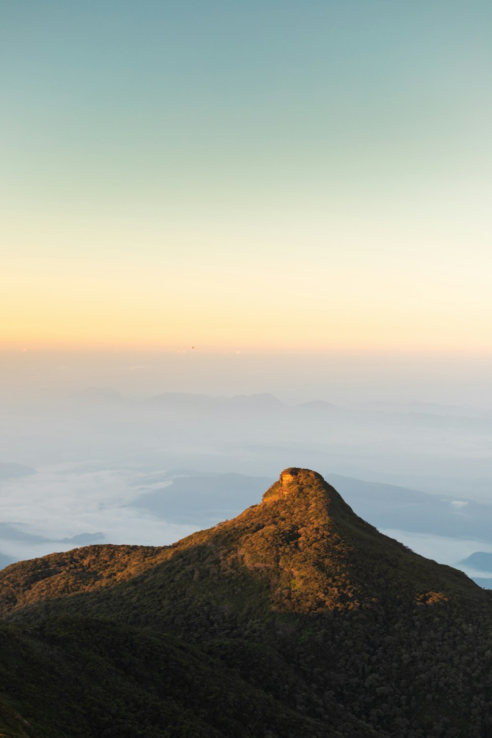 Una vista de una montaña con algunas nubes en el cielo