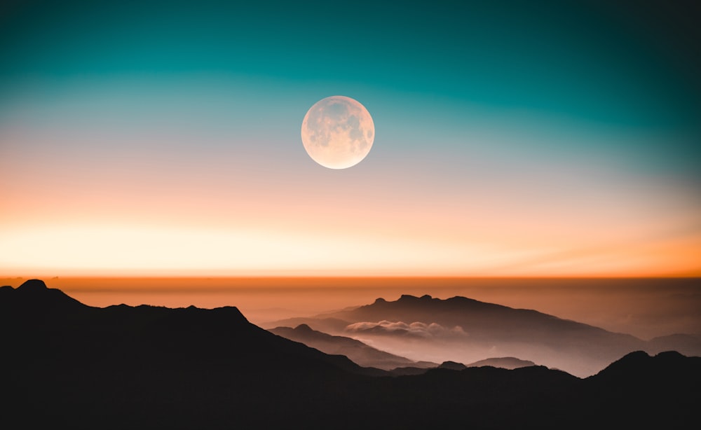 chaînes de montagnes pendant la nuit