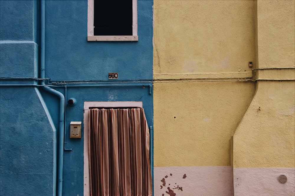 pared de pintura amarilla y azul