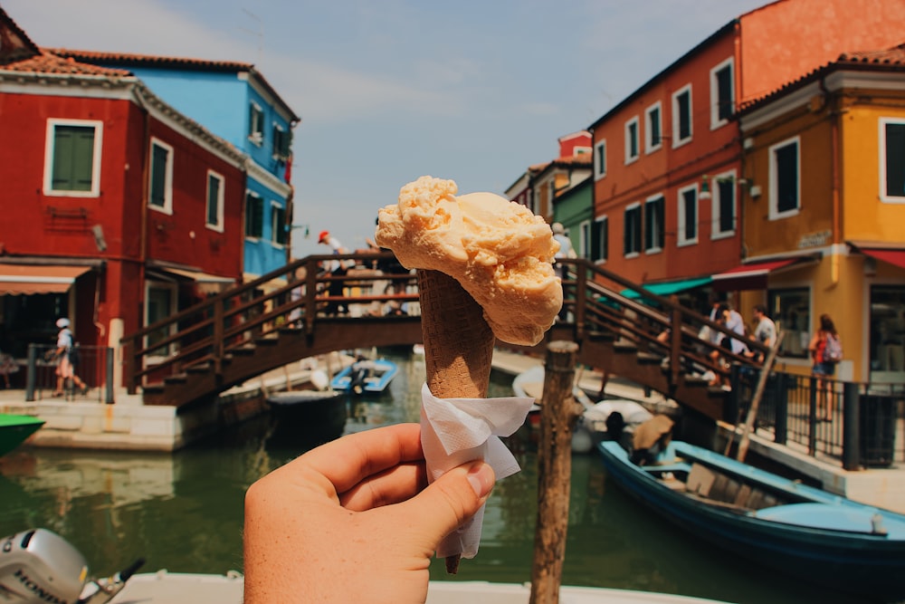 Persona sosteniendo un cono de helado