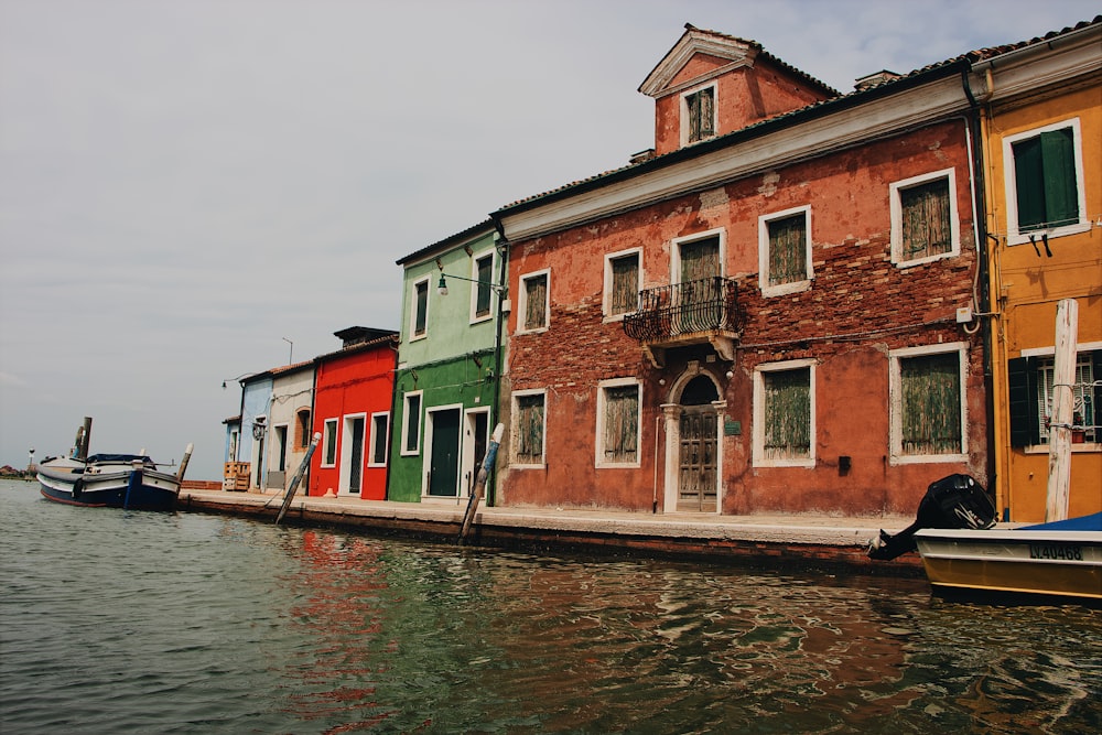 casas de cores variadas perto do corpo d'água durante o dia