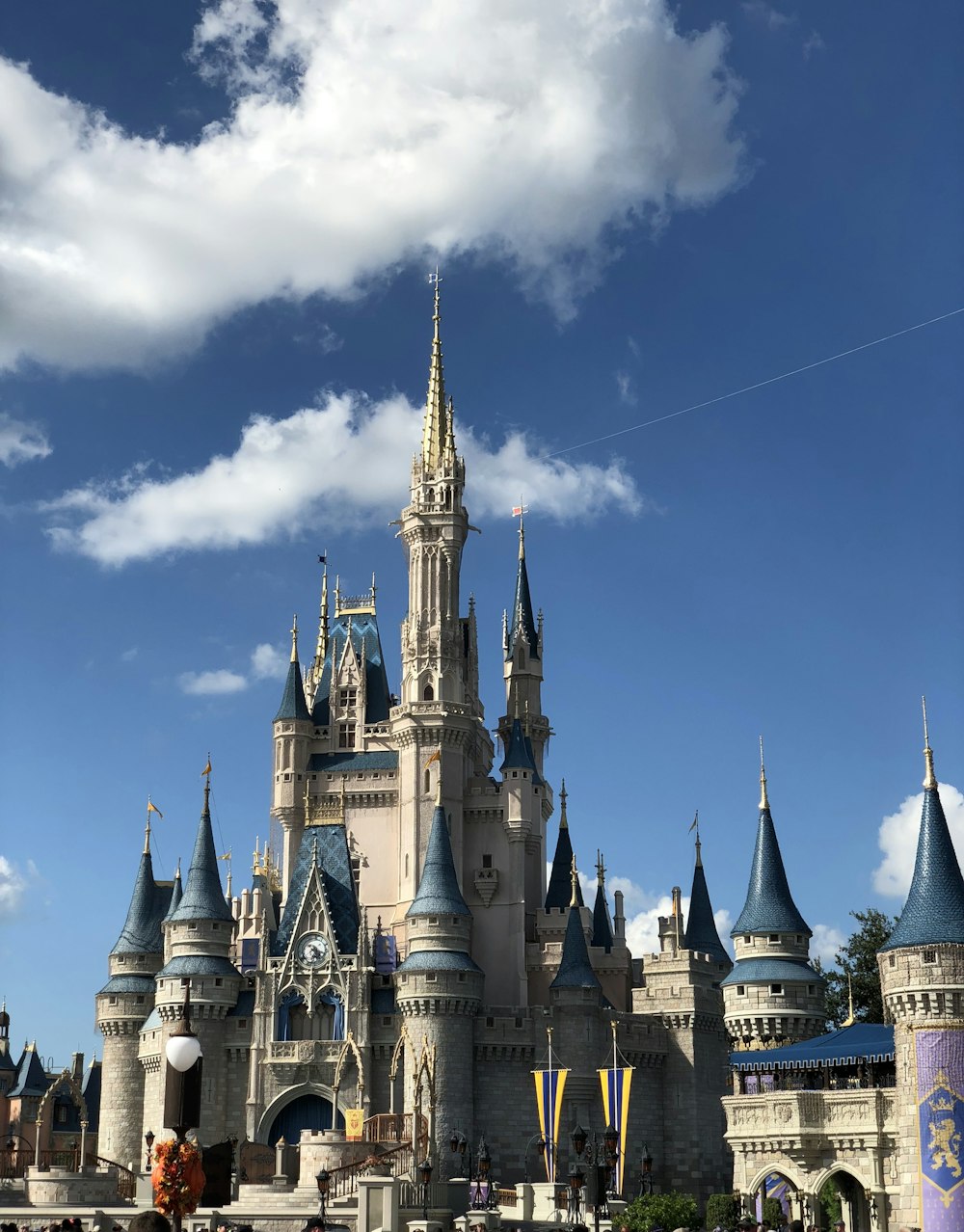 Blau-weißes Betonschloss unter weißen Wolken und blauem Himmel