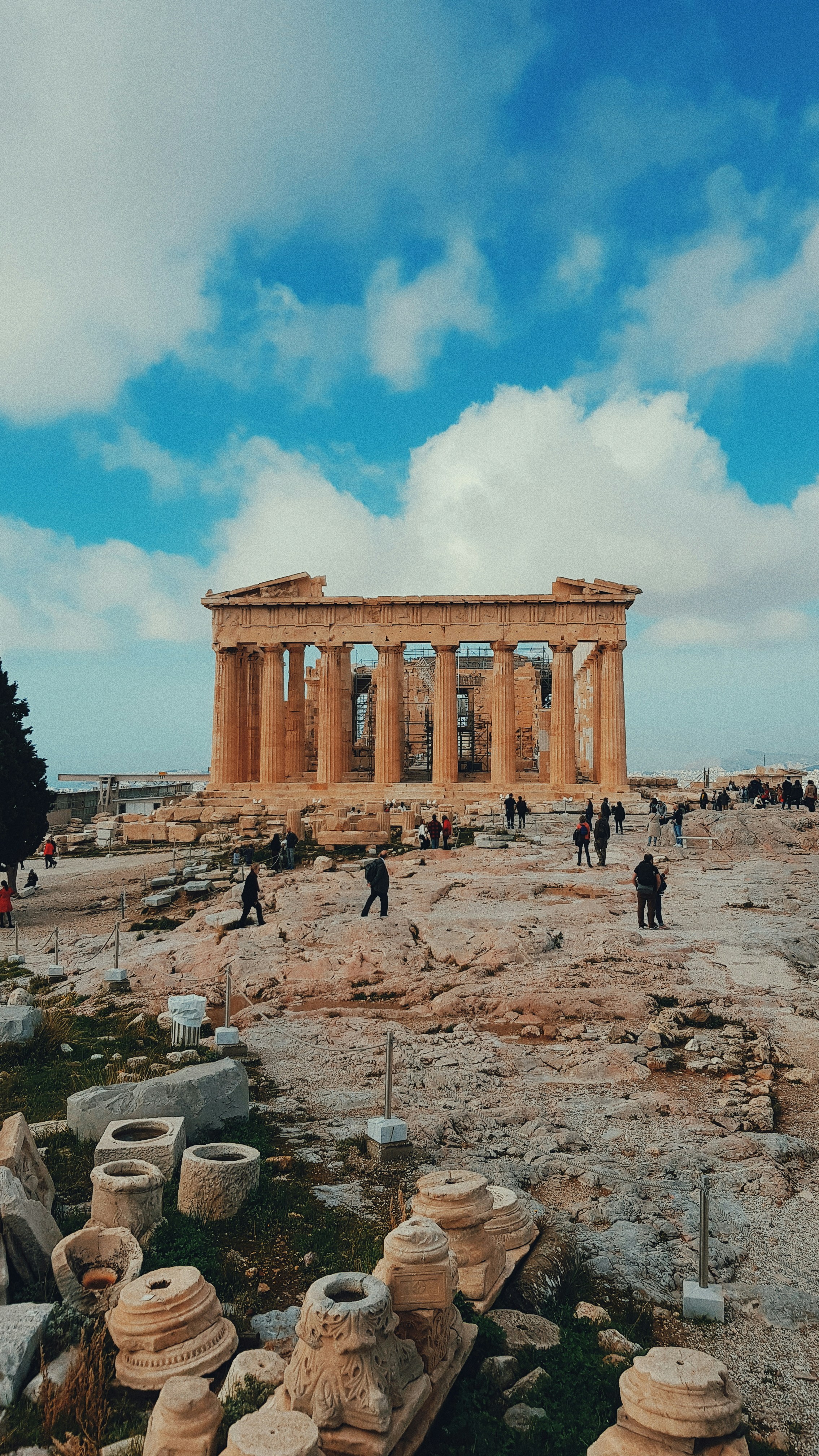 Menschen, die sich tagsüber in der Nähe von Parthenon, Griechenland, versammeln