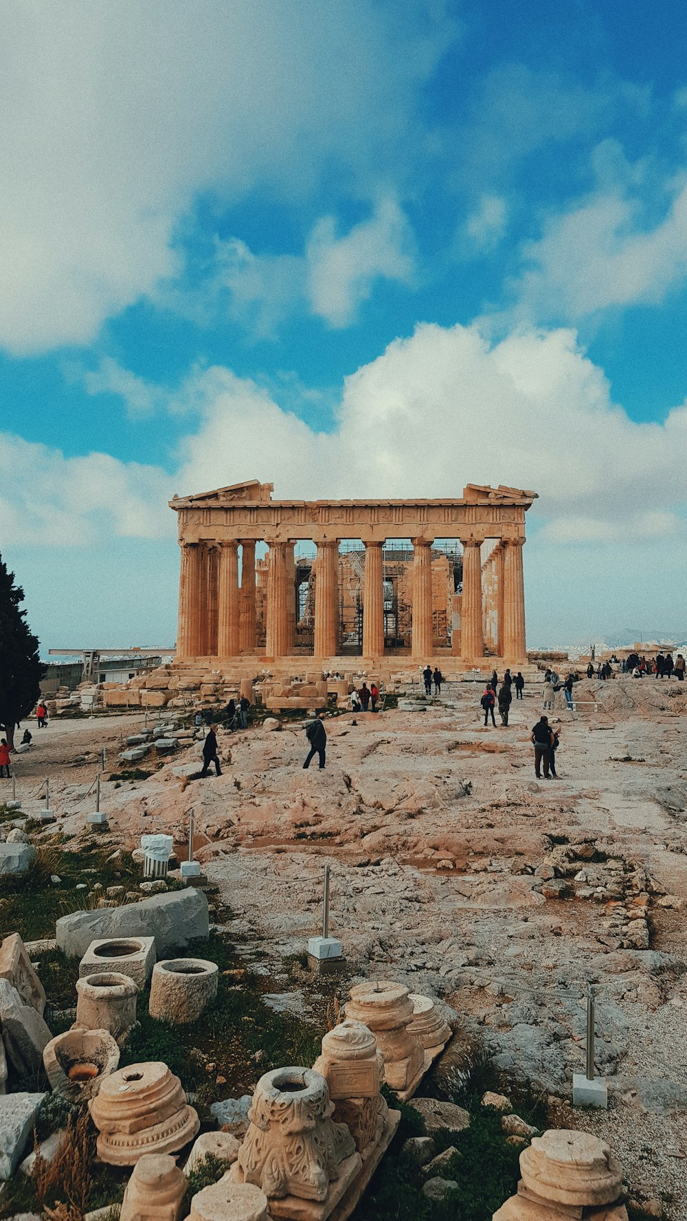 personas que se reúnen cerca del Partenón, Grecia durante el día