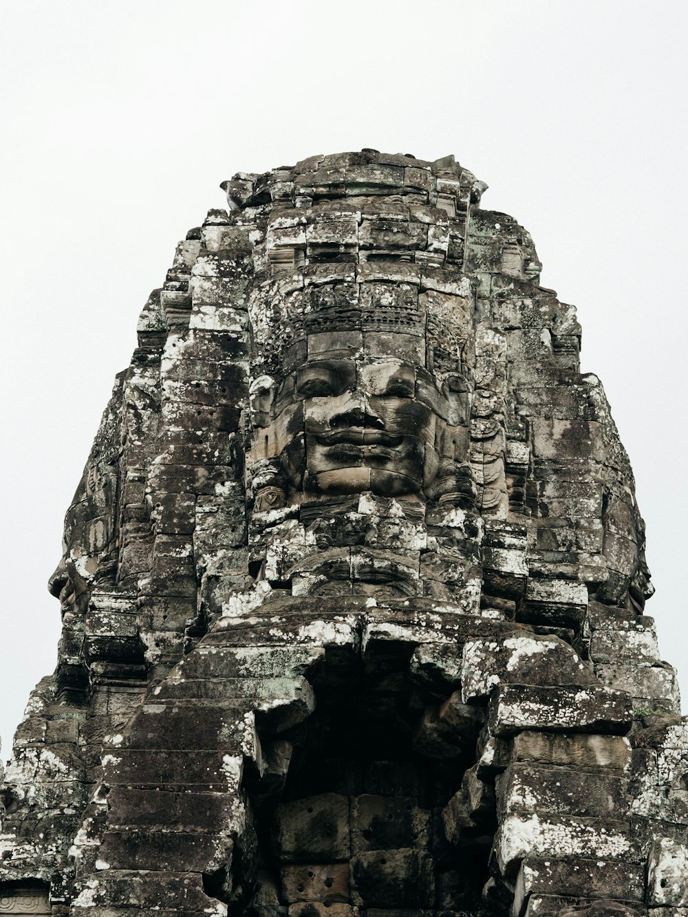 Ruinas de templos grises bajo cielo despejado