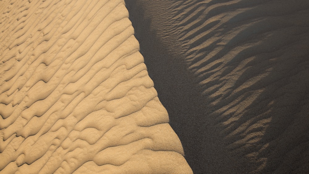 Eine Sanddüne wird in der Wüste gezeigt