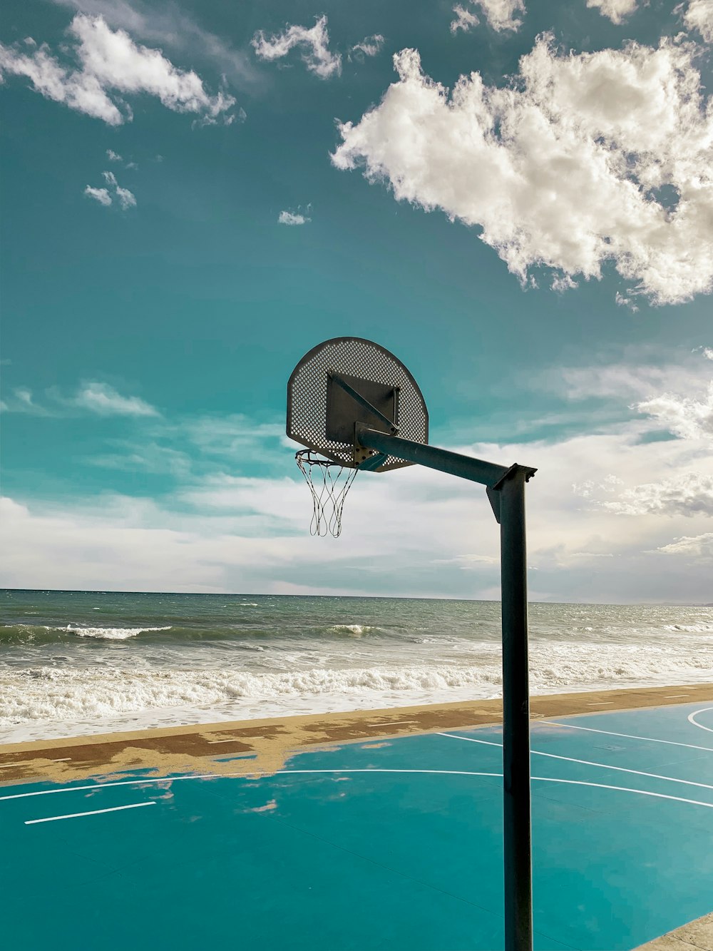 white and black basketball hoop