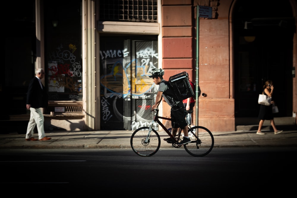 Mann fährt tagsüber Fahrrad in der Nähe der Straße
