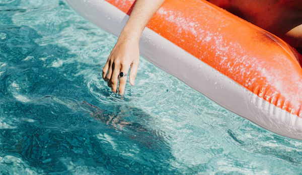 Manutenção regular de piscina em condomínio