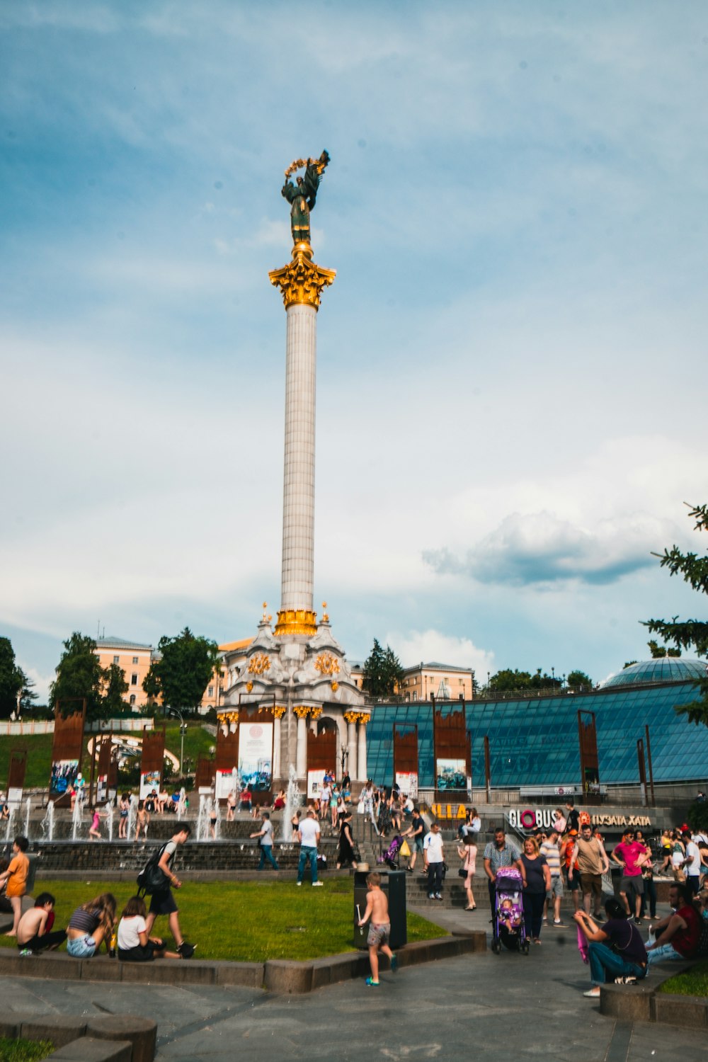 Menschen in der Nähe der Statue