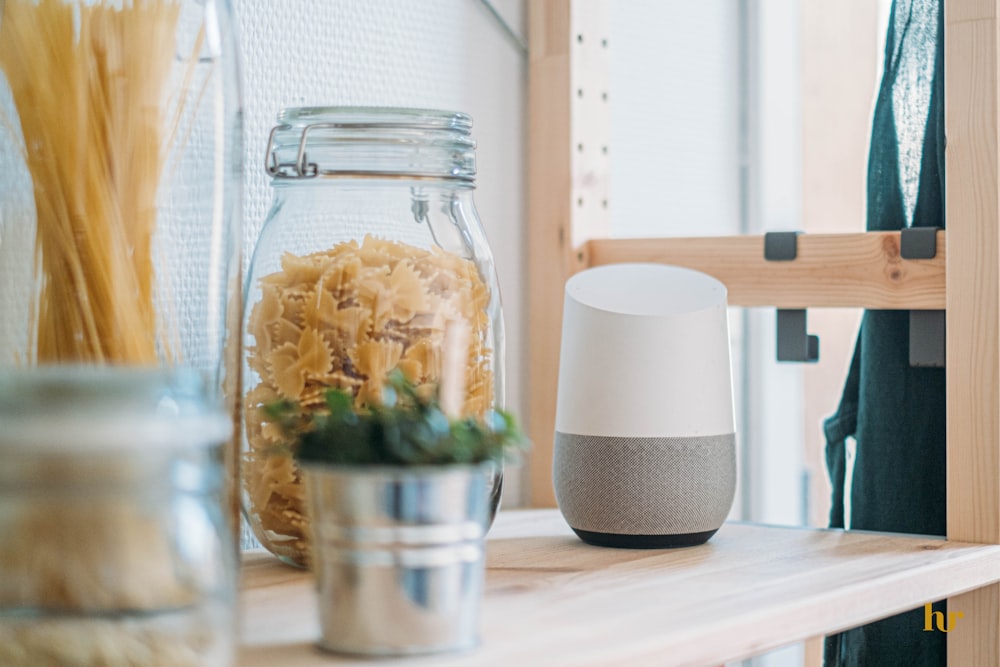 Google Home en estante blanco