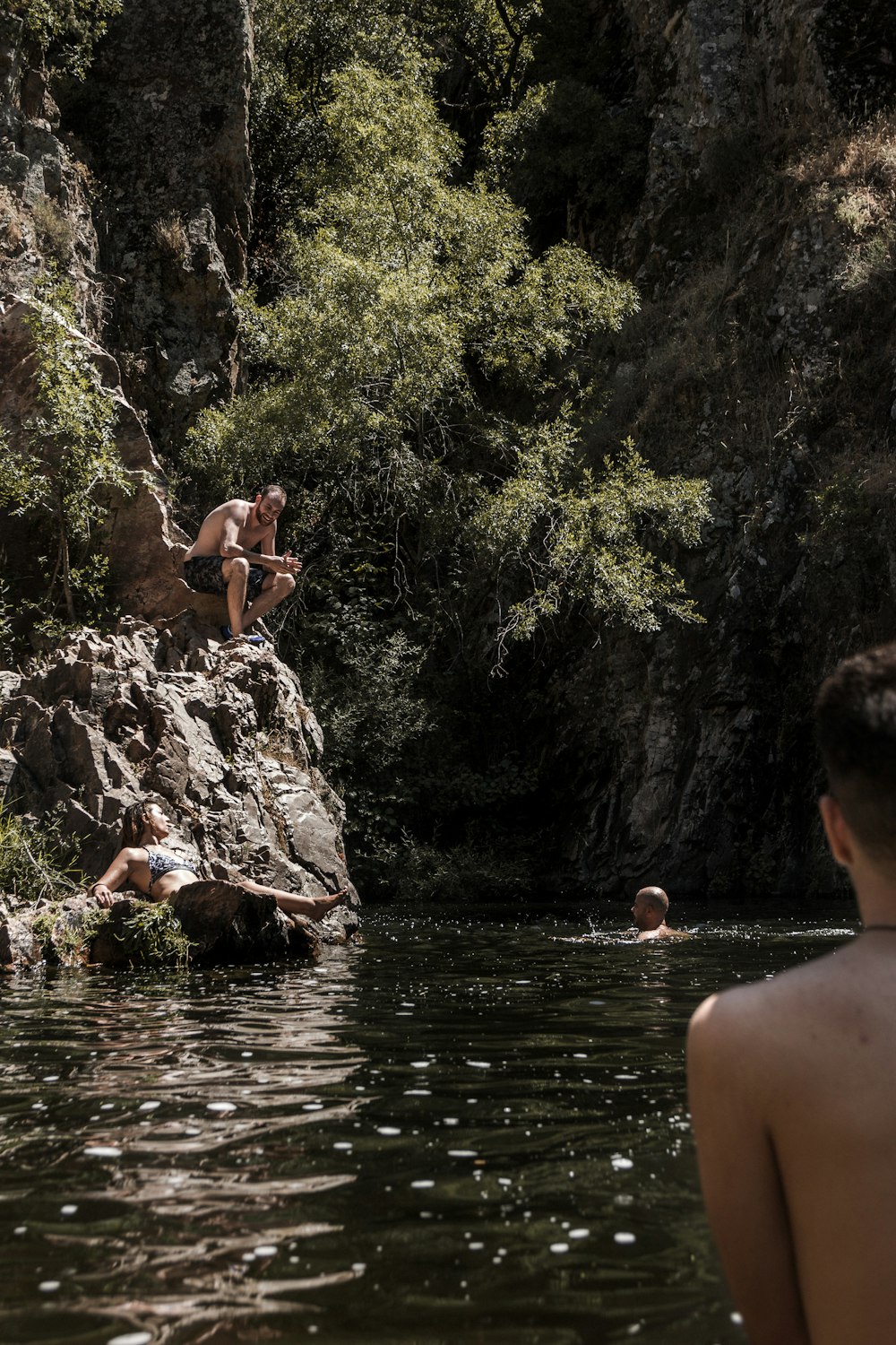 homem em pé na frente do lago