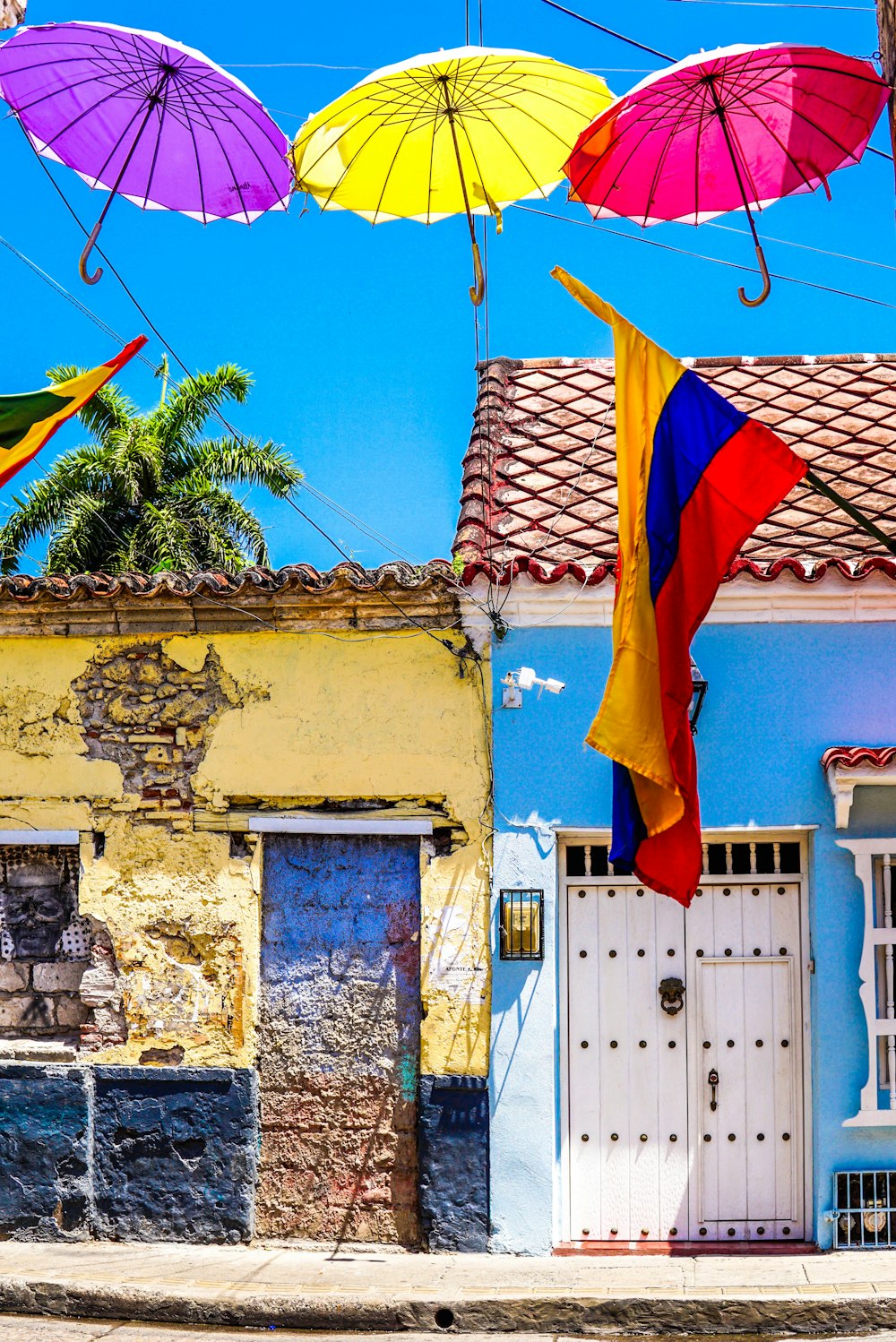 Rote, blaue und gelbe wehende Flagge