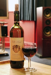 une bouteille de vin et un verre de vin sur une table dans un restaurant italien.