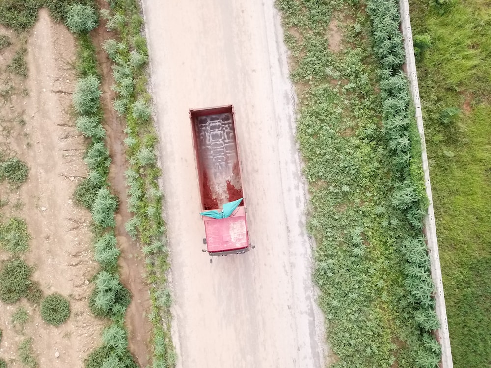 アスファルト道路の赤いトラック