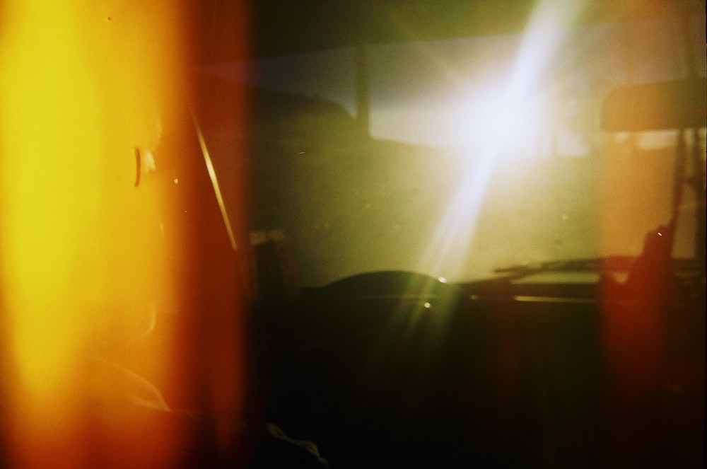 O sol brilha intensamente através da janela de um veículo