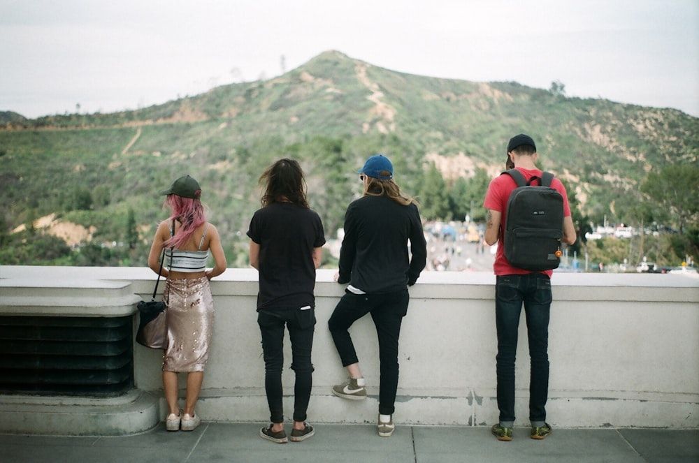 Cuatro personas de pie al aire libre durante el día