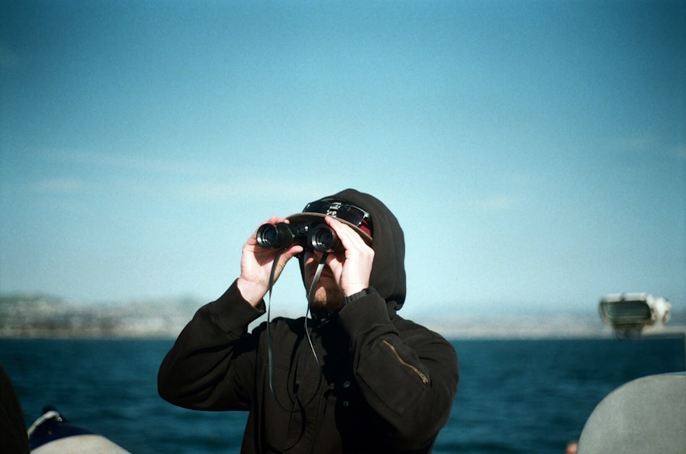 Mann mit Fernglas im Boot