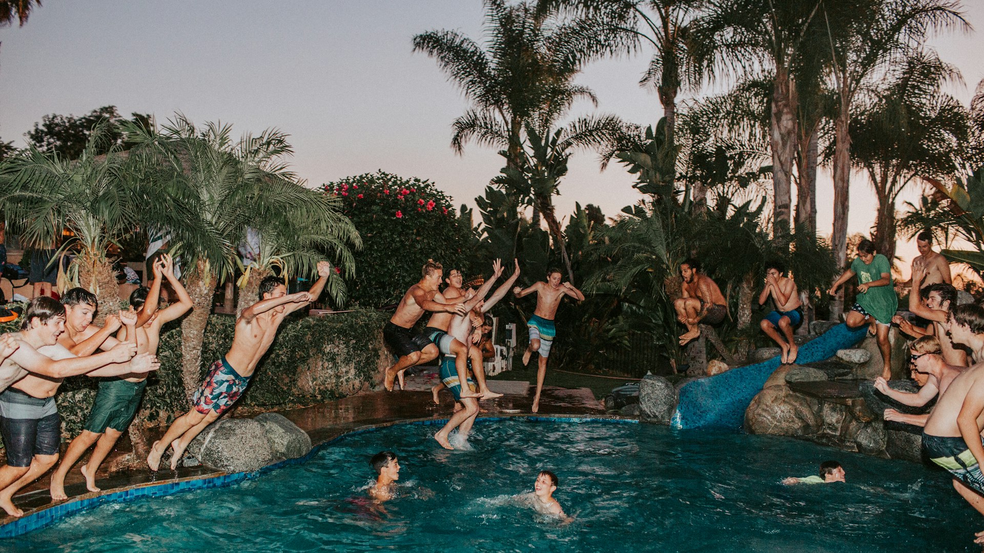 Bild von Gästen, die am Pool entspannen oder an einer Aktivität teilnehmen