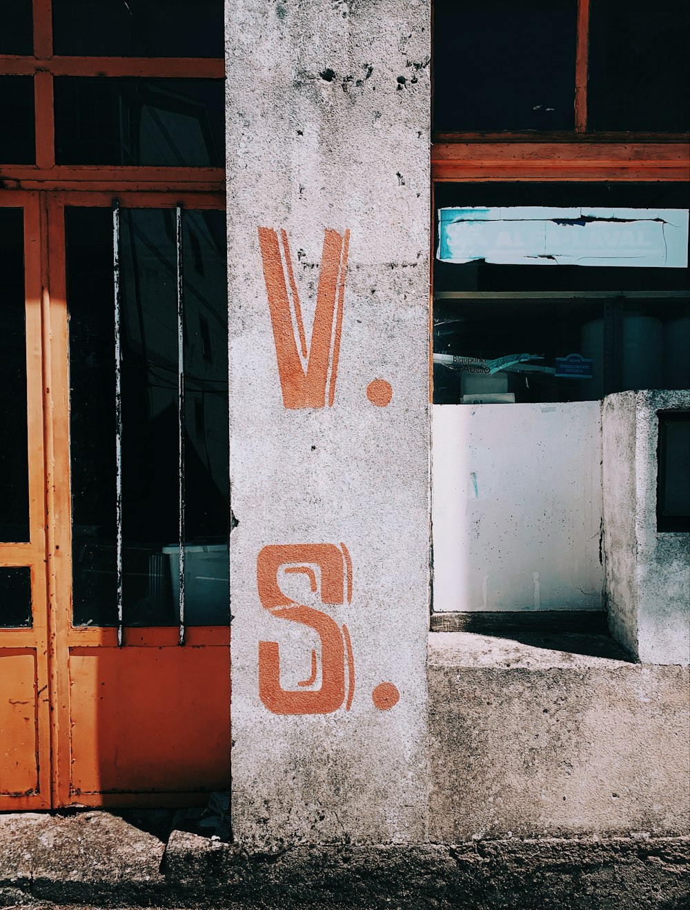 a concrete pillar with the word sv painted on it