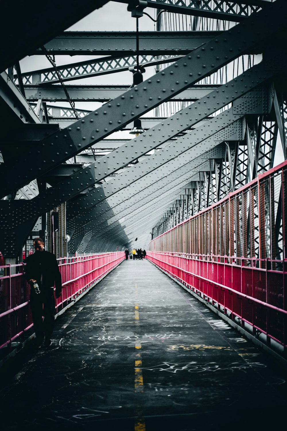 Pont en acier métallique rouge et gris