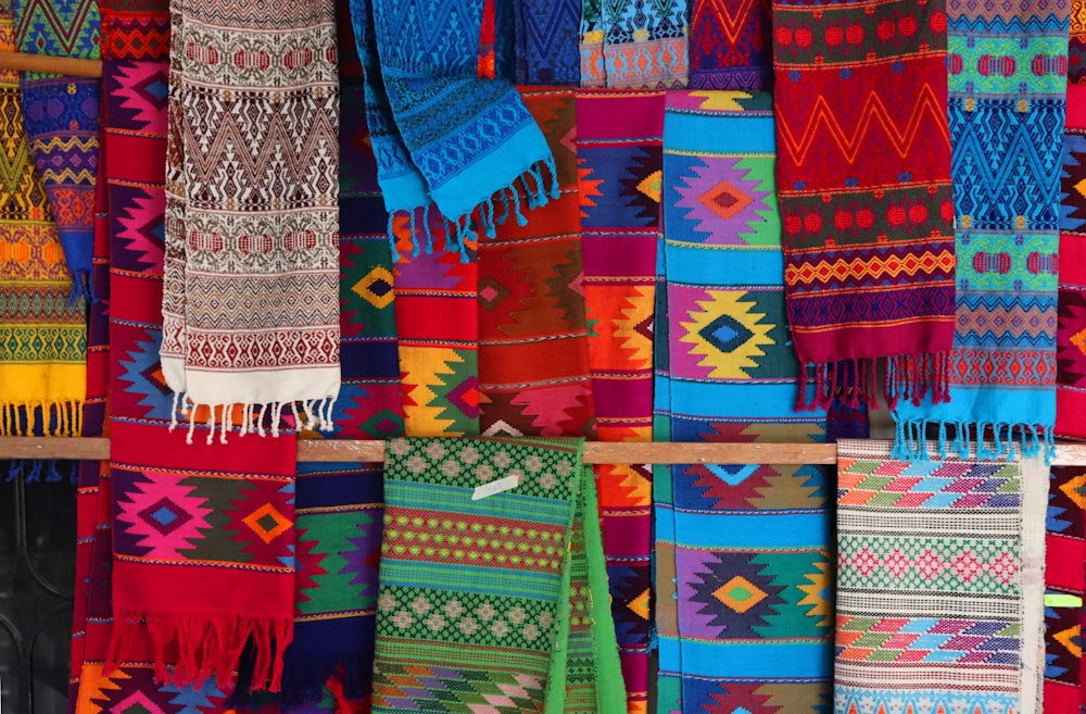 Lot de textiles multicolores