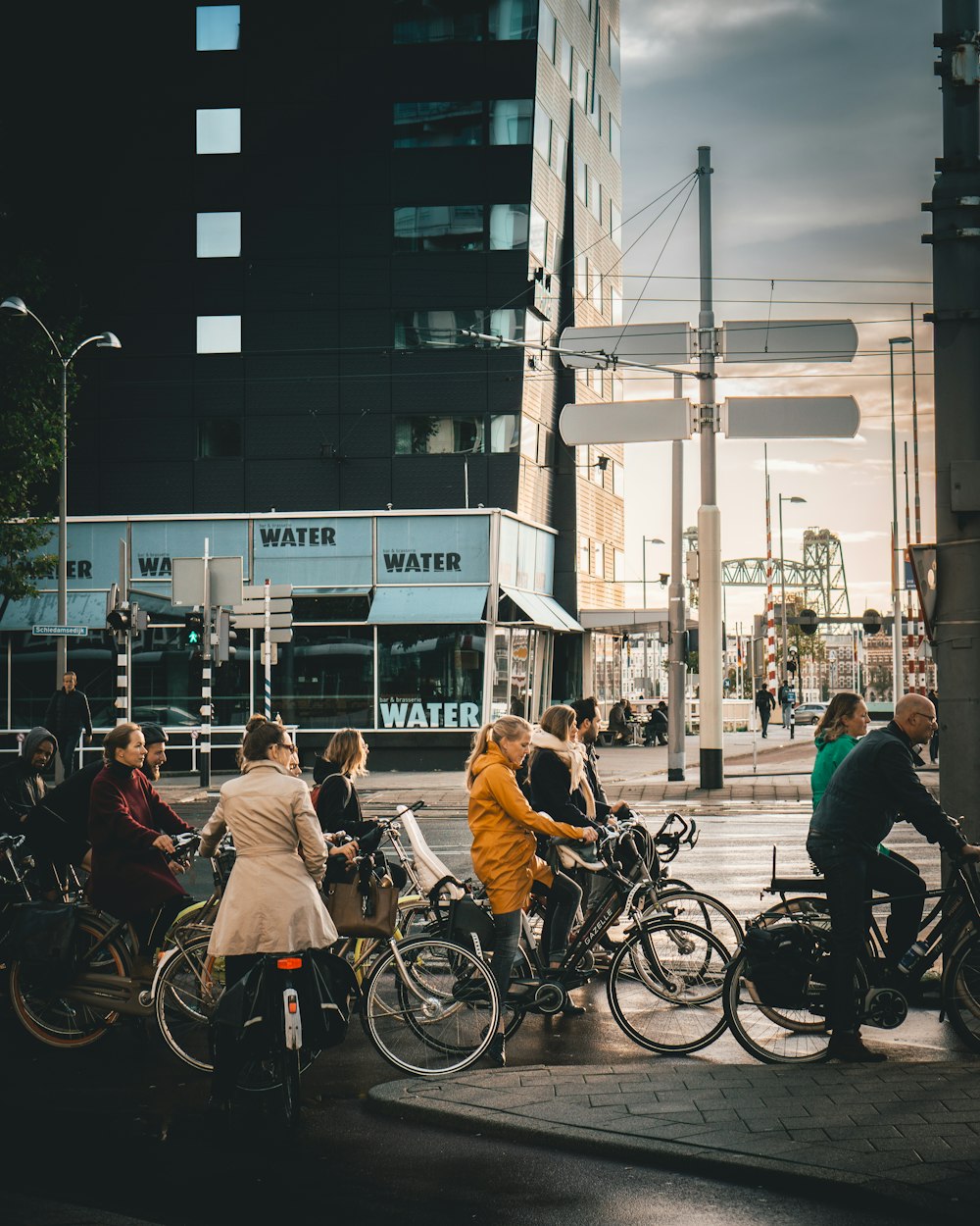 uomini e donne in sella a biciclette su strada