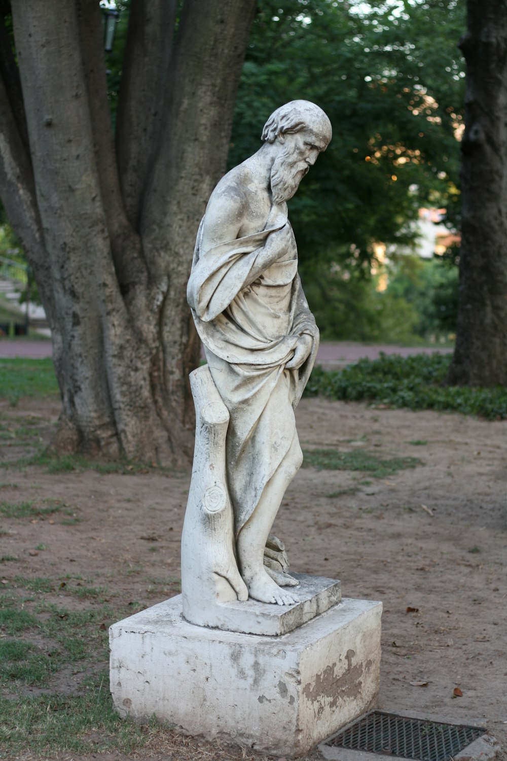 statue d’homme en béton