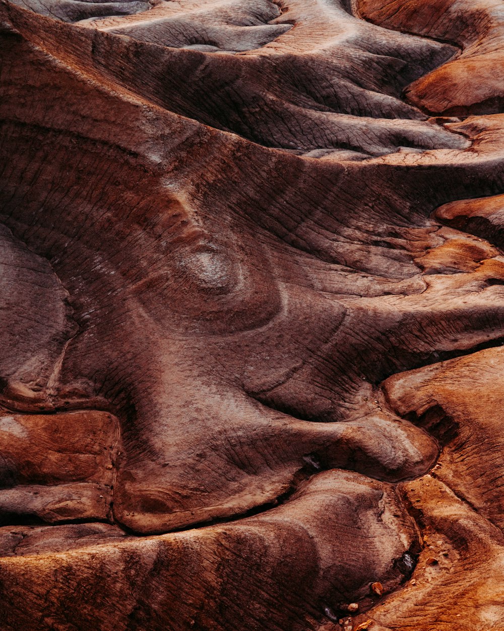um close up de uma formação rochosa com uma visão panorâmica