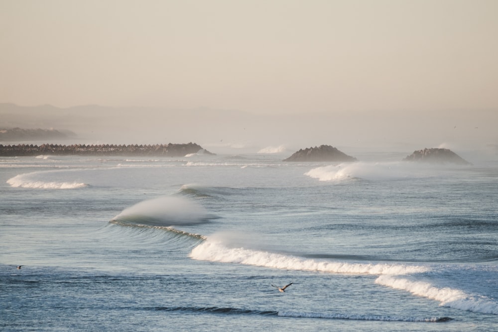 Olas de agua durante el día