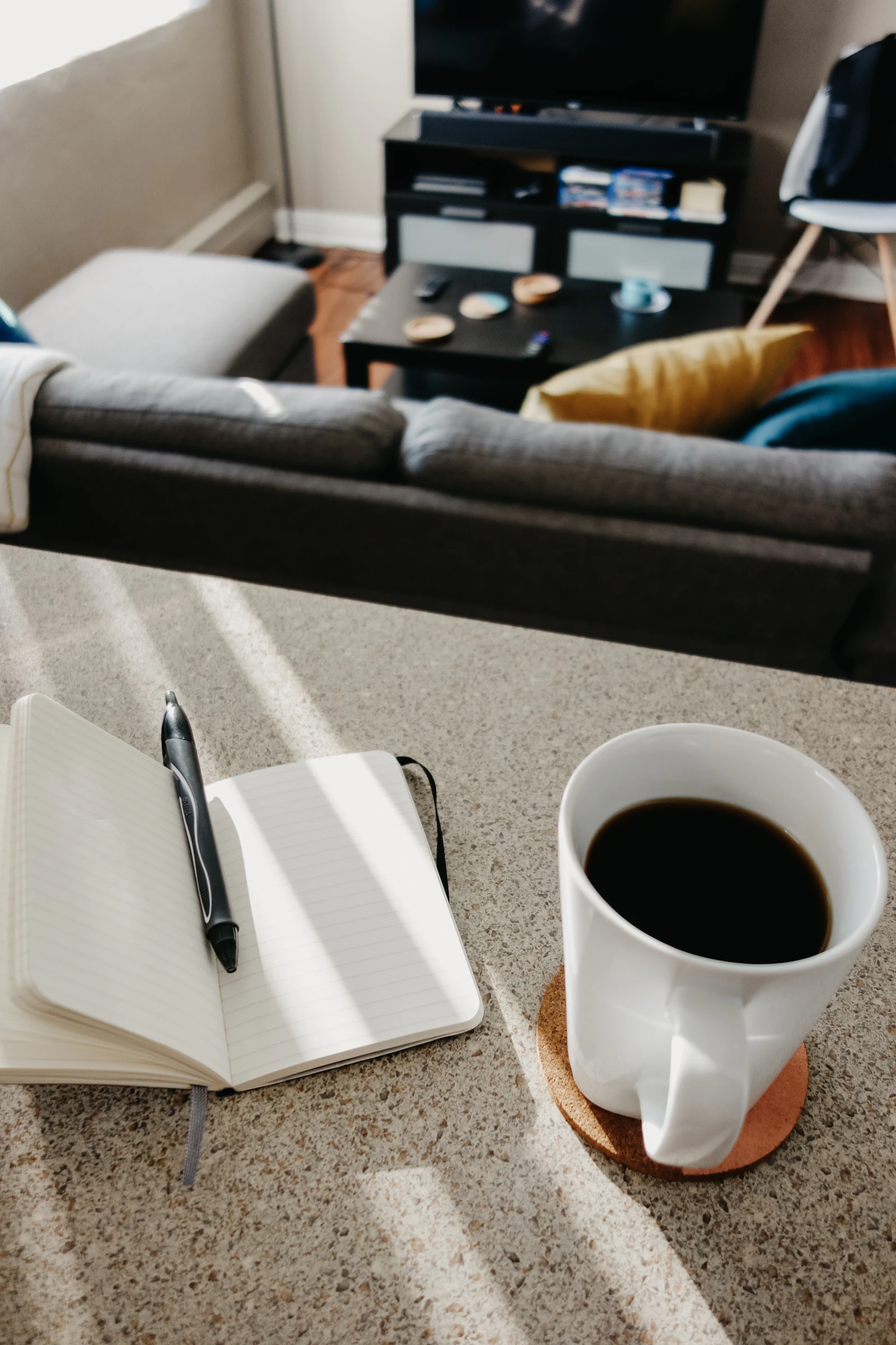 Kaffee, Stift und offenes Notizbuch als ruhiges rauchfreies Morgenritual