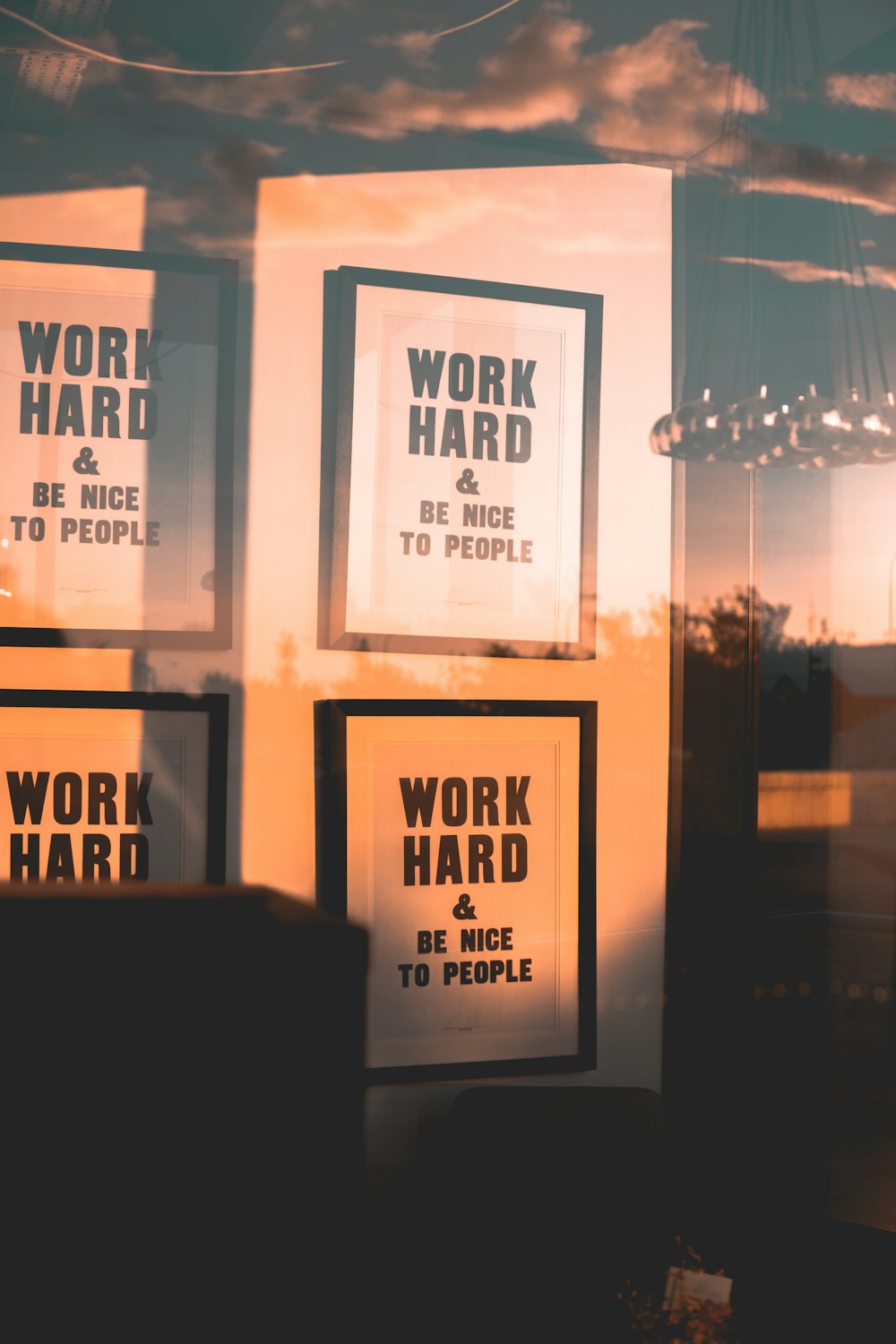 Work Hard & Be Nice To People Pinnwand-Zitat-Poster