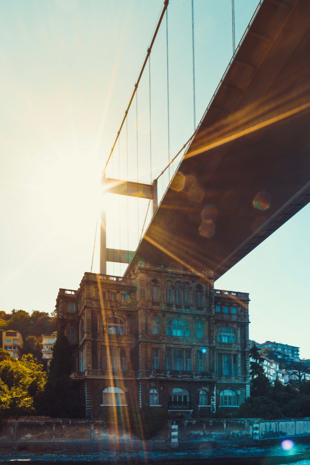 Pont en béton brun