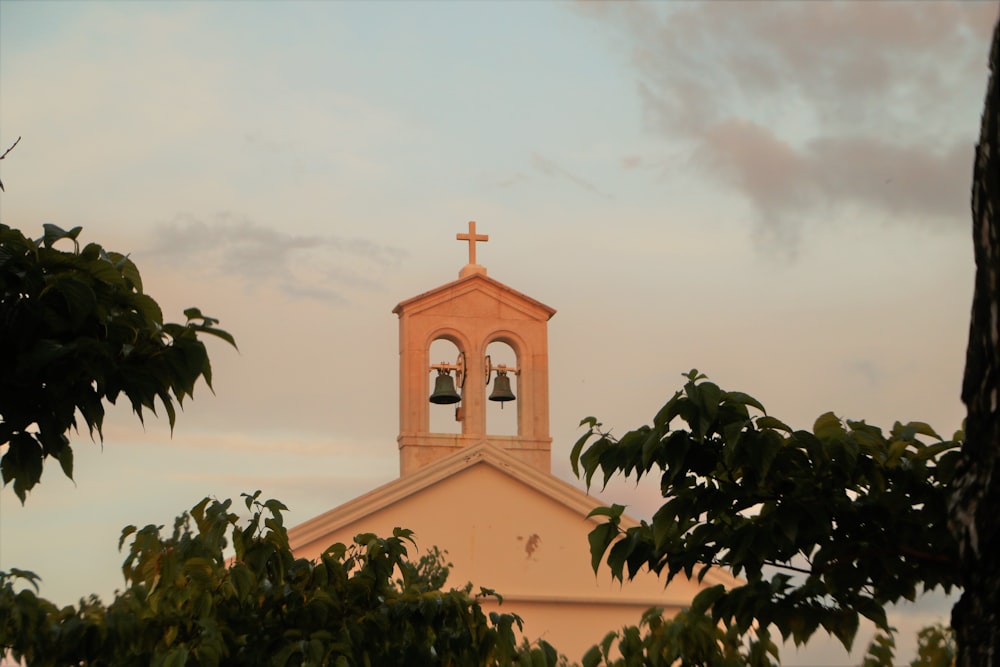 Kirche aus beigefarbenem Beton