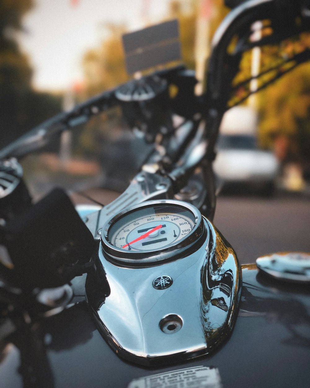 fotografía de primer plano de motocicleta negra